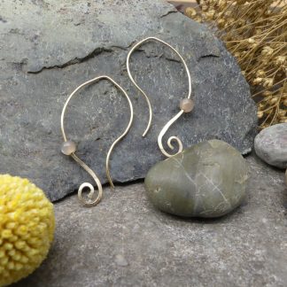 Gouden oorhangers met perzik maansteen